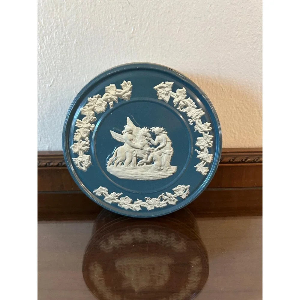 Vintage 7'' Wedgewood Blue and‎ White Tin